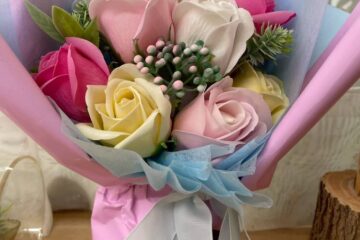 ピンクと白と黄のバラの花束